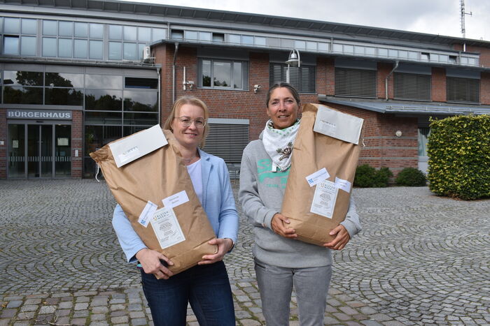 Schleswig-Holstein Netz AG überreicht Saatgutpaket