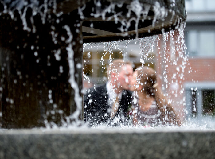 Paar hinter dem Brunnen