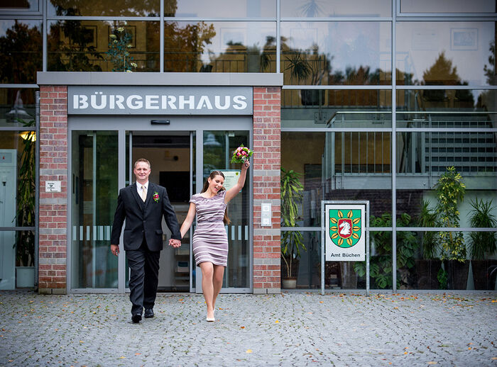 Paar kommt aus dem Bürgerhaus