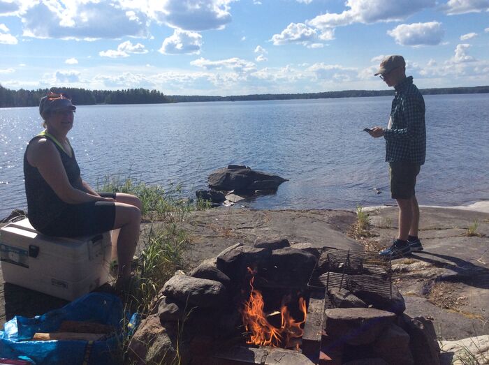 Romantisches Lagerfeuer am See